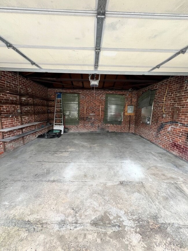 Building Photo - 3 Bedroom Apartment Available w/ 2 car garage