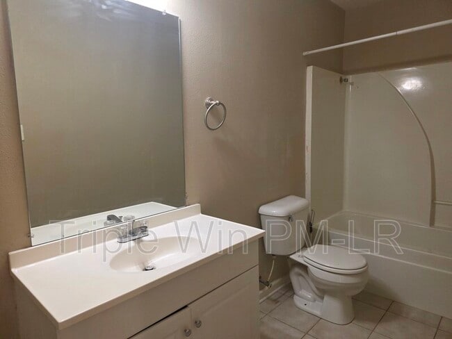 Building Photo - 12 Gold Meadow Loop