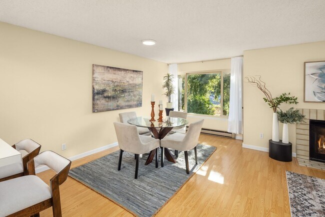 Building Photo - Spacious 2 bed, 1.25 bath, convenient loca...