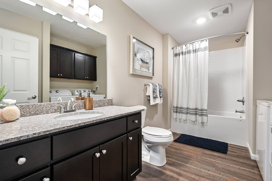 Two Full Bathrooms - Redwood Delta Township Willow Highway