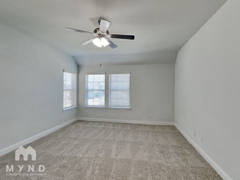 Building Photo - 5568 Kilmer Dr