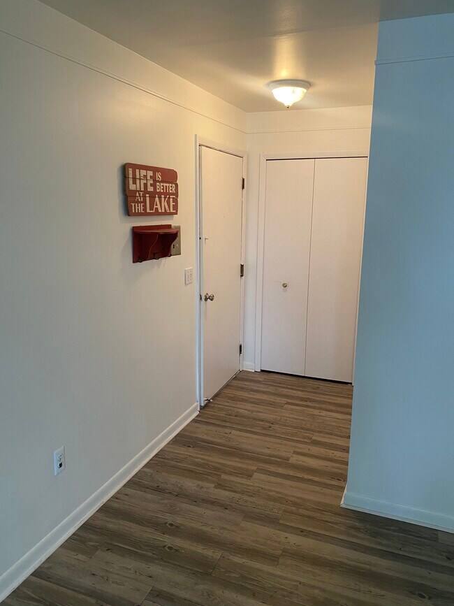 Building Photo - 719 E Walled Lake Dr