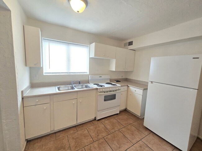 Building Photo - 2 bed 1.5 bath UTILITES INCLUDED
