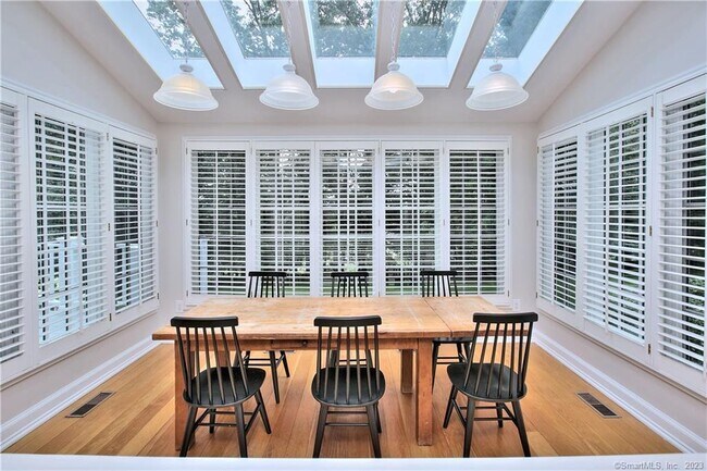 Building Photo - 30 Soundview Farm Rd