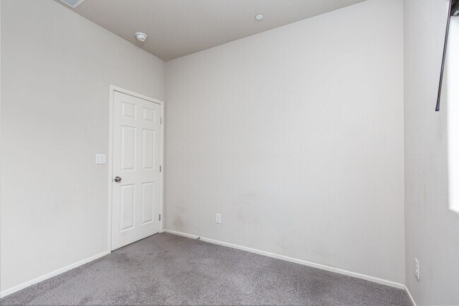 Building Photo - Newer three bedroom unit in gated communit...