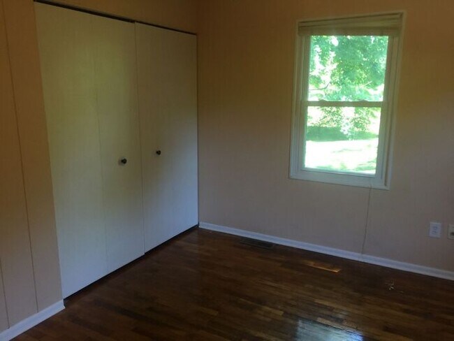 Building Photo - $1475 Charming, remodeled 3-Bed/1-Bath 952...