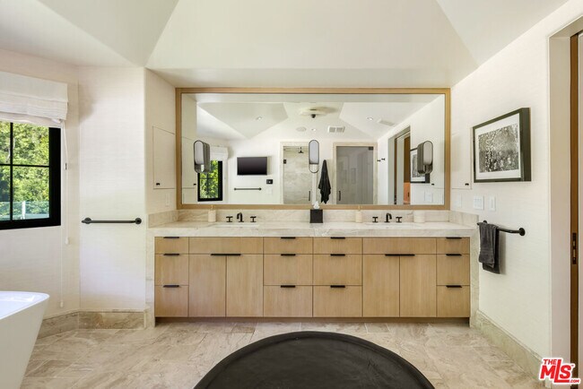 Building Photo - 7651 Willow Glen Rd