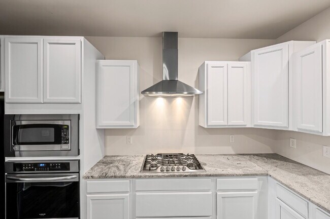 Building Photo - Spacious 4-Bedroom Retreat with 2.5 Baths ...