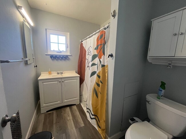 Building Photo - 3 Bed 1 Bath Home in Tehachapi CA Available!