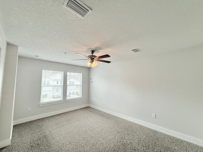 Building Photo - Stunning Townhome - Prime Pensacola Location