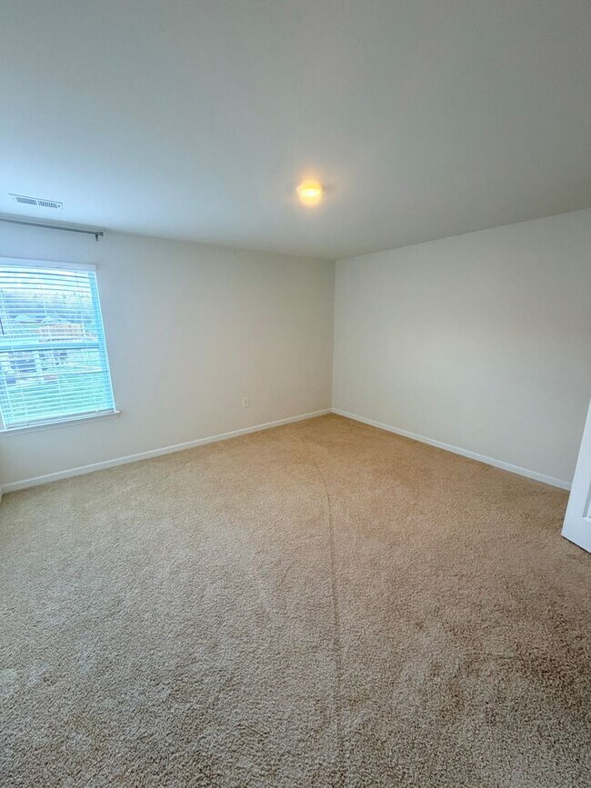 Building Photo - Beautiful 4 Bed, 2.5 Bath Home - Lawn Care Included!