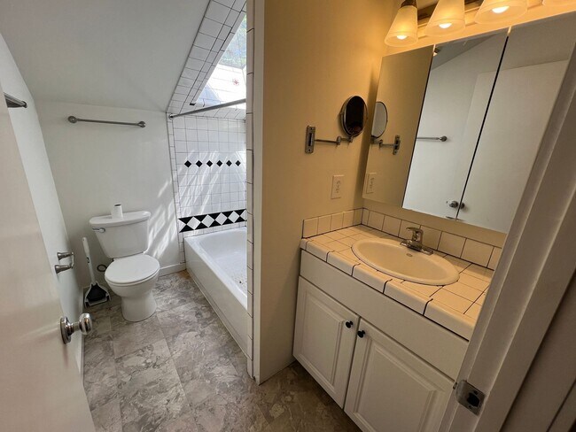 Building Photo - 3033 NE 12th Ave