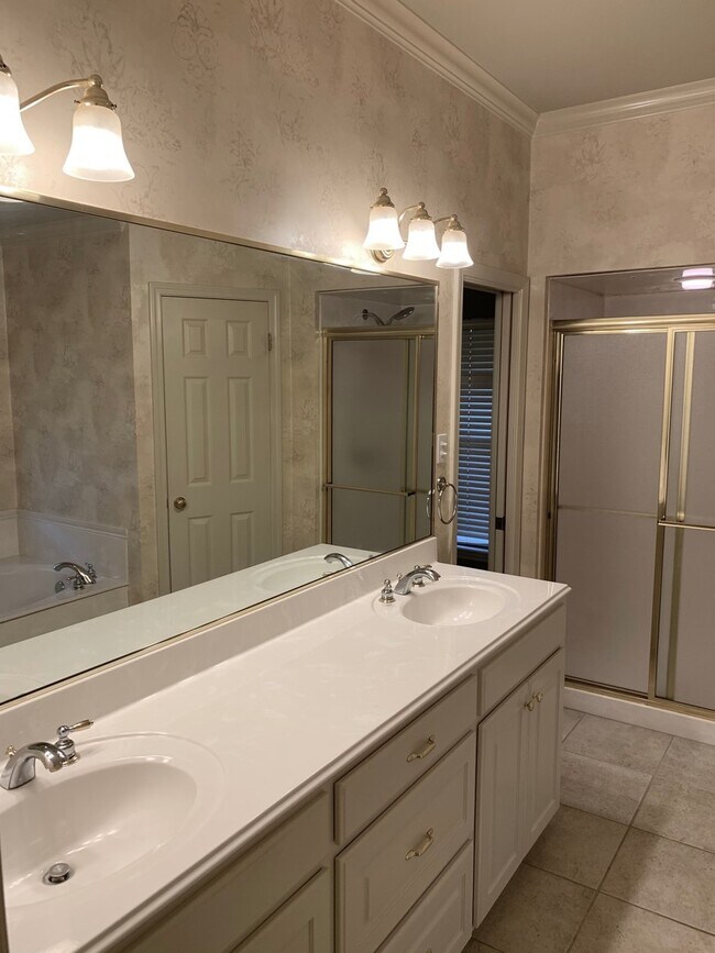 Building Photo - BEAUTIFUL HOME IN AZALEA GARDENS