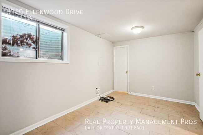 Building Photo - Bright & Beautifully Updated End Unit Town...