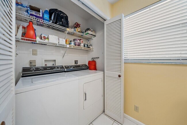 Building Photo - 300 N Hwy A1A