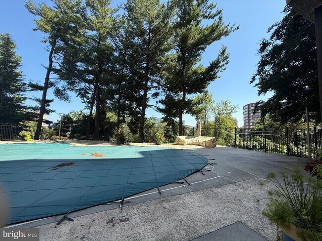 Building Photo - 1101 S Arlington Ridge Rd