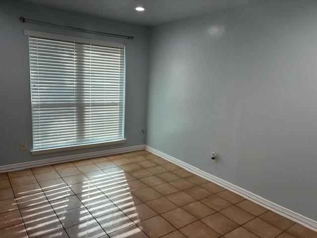 Building Photo - 425 S Oak St