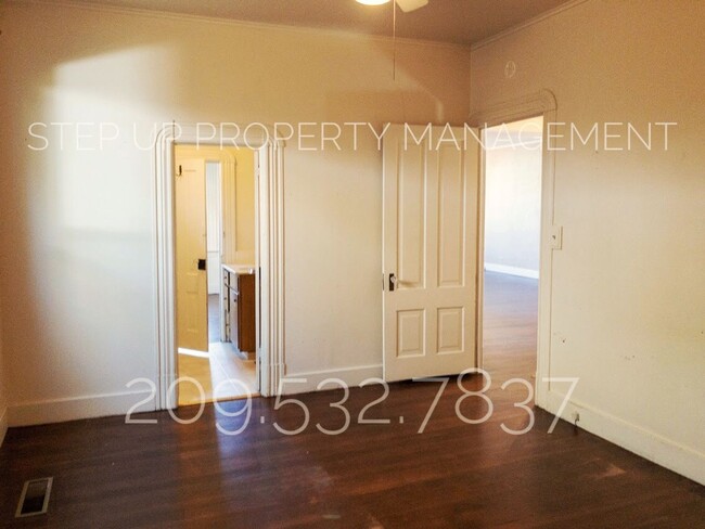 Building Photo - Conveniently located 2 Bedroom Home Near D...