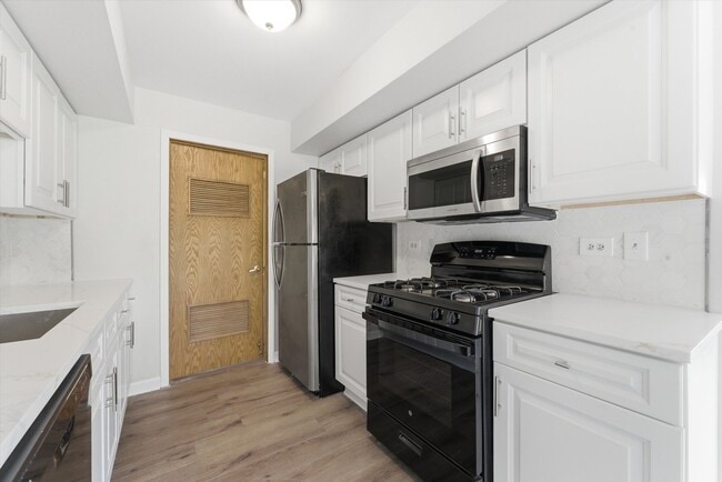 Building Photo - 15826 Farm Hill Dr