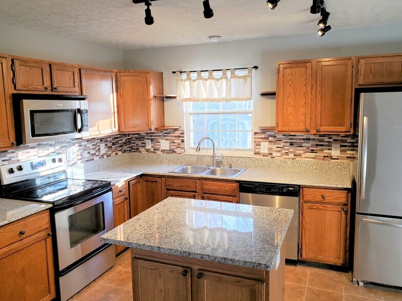 8 Jarrow Kitchen v1 sm - 2193 Jarrow Dr