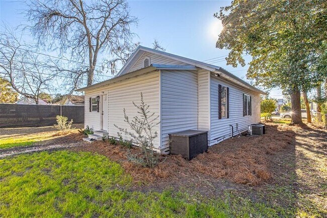 Building Photo - 1009 K St