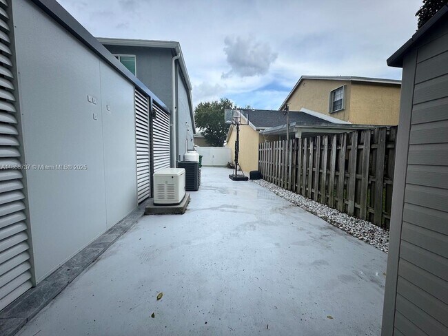 Building Photo - 9368 SW 146th Pl
