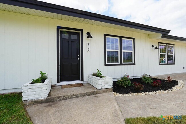 Building Photo - 913 Hander Ln