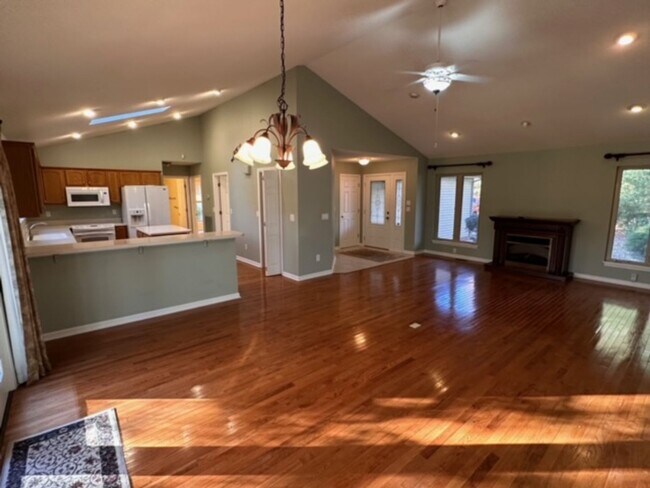 Building Photo - Golf Front Rental *Unfurnished*