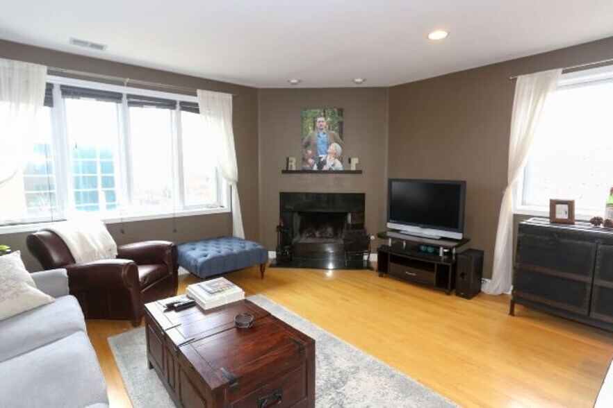 Building Photo - 3655 N Southport Ave