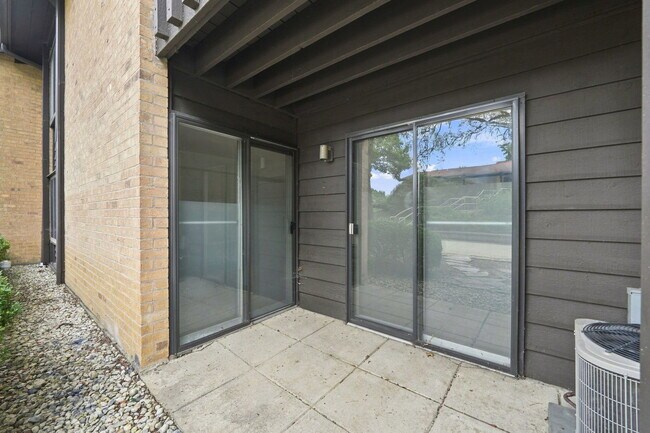 Building Photo - 6109 Knoll Wood Rd