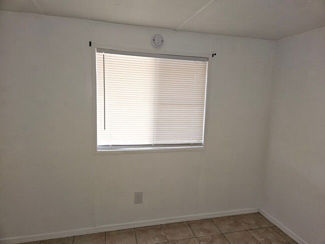Building Photo - Cute and Clean 2 bed/1 Bath in central BHC