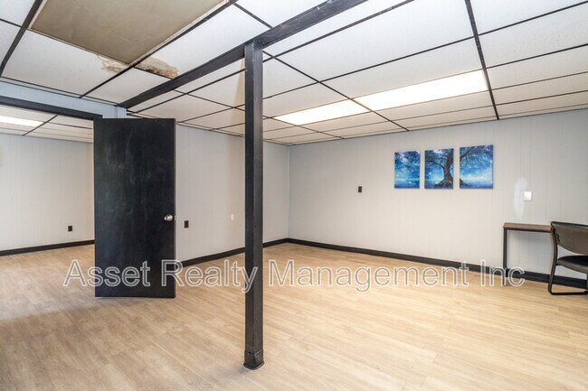 Building Photo - 708 Dutch Valley Drive Northeast - 1