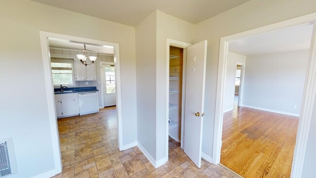 Building Photo - Charming farmhouse in Franklin, TN!