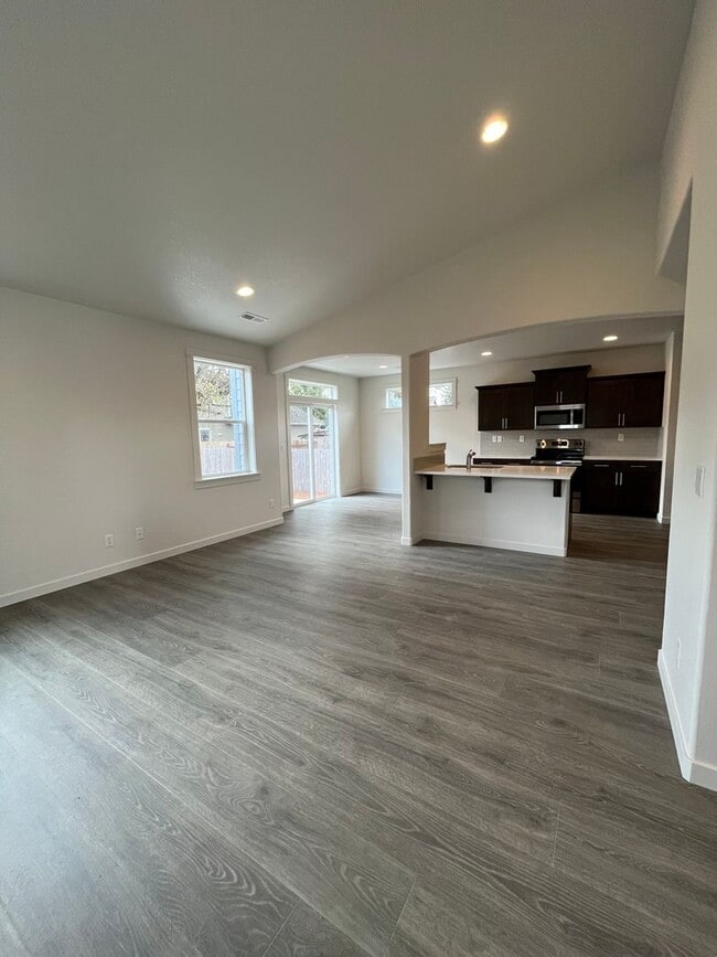 Building Photo - 3-bedroom 2-1/2 bathroom home