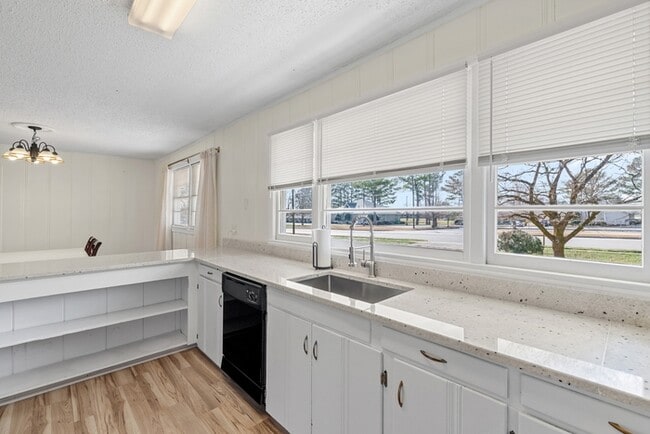 Building Photo - 4 Bed / 2 Bath House for Rent in Huntsville, AL 35802