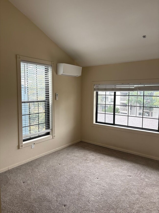 Building Photo - Top Floor 2 Bed 1.5 Bath Two Story Condo I...