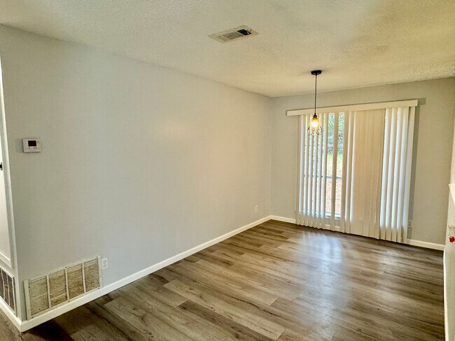Building Photo - Charming 3-bedroom waiting to be yours !!