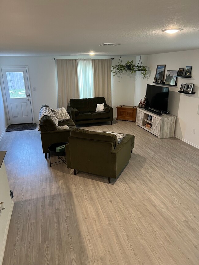 Building Photo - 7211 Green Sapphire