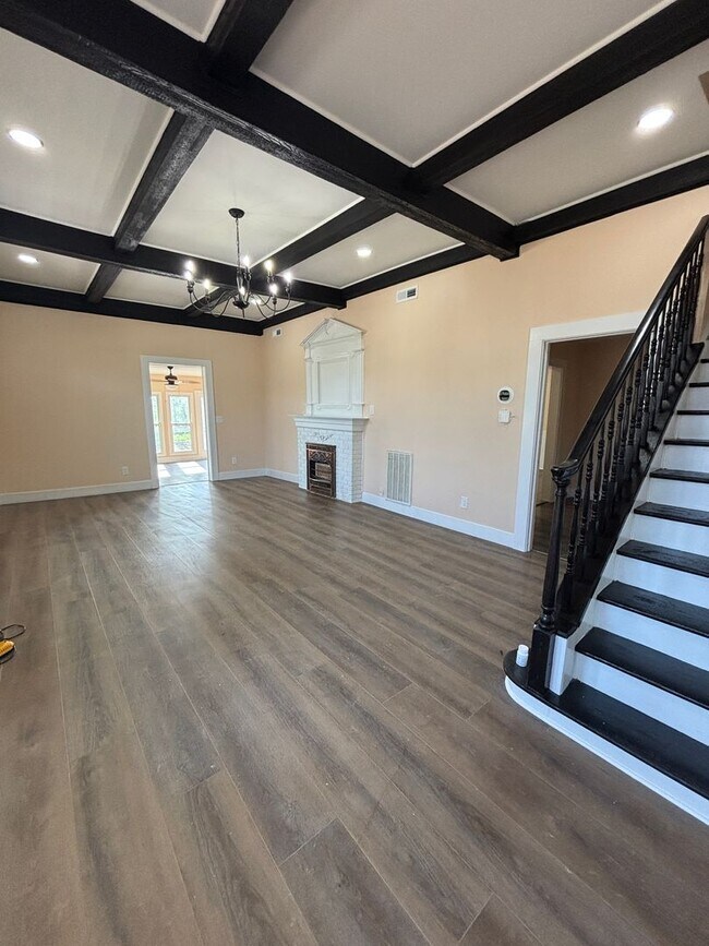 Building Photo - Newly Renovated Stunning Home