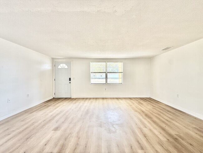 Building Photo - 12909 Kings Manor Ave