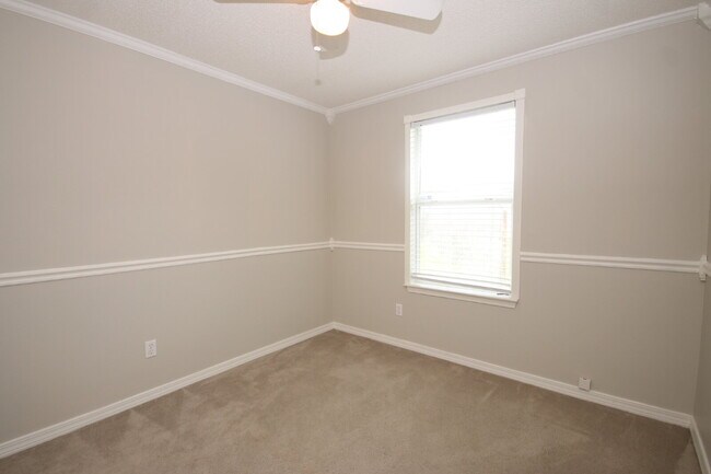 Building Photo - Spacious 3/2 Brick Home with Screened Porc...