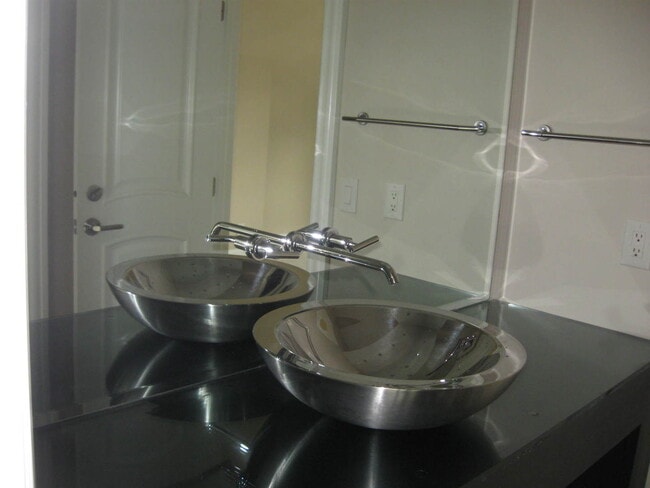 Building Photo - 4 Story Townhome in Greensboro NC