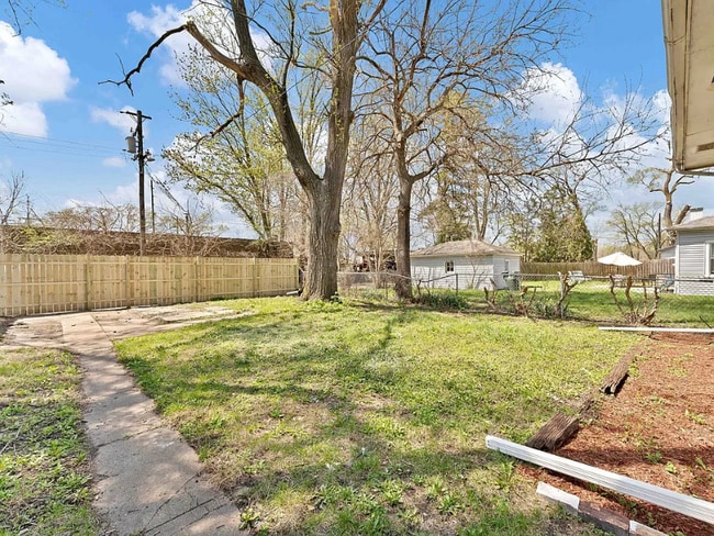 Building Photo - 13916 Lincoln Ave
