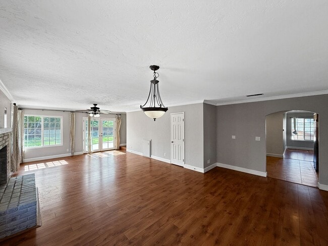 Building Photo - Stunning 4B/2.5Ba House w/ Two Fireplaces,...