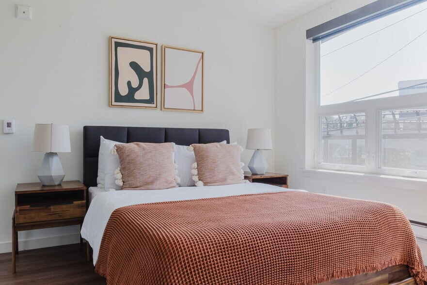 Building Photo - 330 3rd Ave W