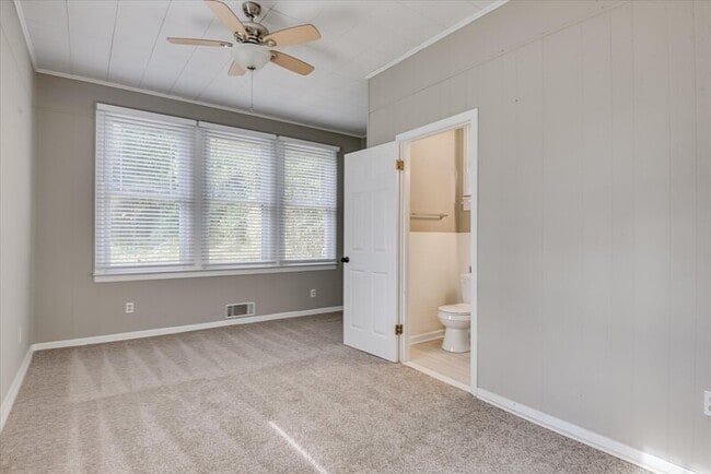 Building Photo - 933 Russell St