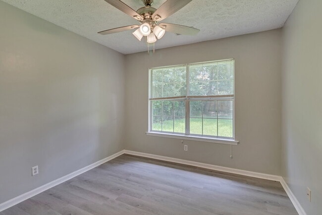 Building Photo - Nicely Renovated Ranch in Richmond Hill with Hard Surface Floors Throughout