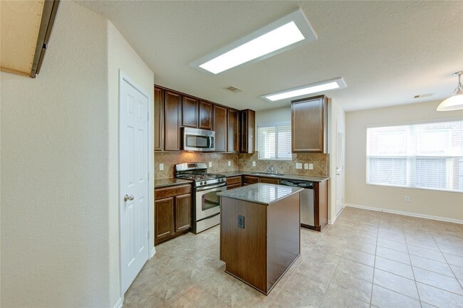 Building Photo - 14839 Fir Knoll Way