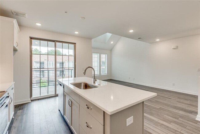 Building Photo - 513 Burton Dr