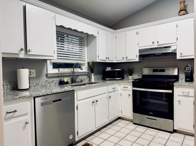 Building Photo - 979 Falcon Crest Dr